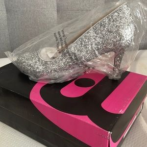 Michael Antonio silver glitter pumps/heels